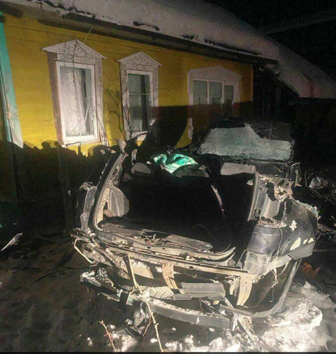 Прокуратура Архангельской области и автономного округа взяла на контроль расследование уголовного дела по факту смертельного ДТП произошедшего в селе Черевково Прокуратура Архангельской области и Ненецкого автономного округа взяла на контроль расследование уголовного дела возбужденного по ч 5 ст 264 УК РФ по факту смертельного ДТП которое произошло 31 января 2026 года напротив дома 7 по улице Северная в селе Черевково Красноборского района Установлено что водитель автомобиля Great Wall двигался по улице Подгорная в направлении улицы Фестивальной Мужчина не справился с управлением после чего машину вынесло на обочину и она протаранила забор врезавшись в дом В результате аварии три человека в том числе подросток погибли еще двое доставлены в больницу Обстоятельства ДТП и его причины устанавливаются