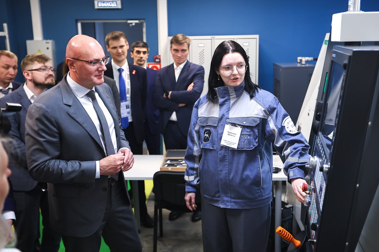 Дмитрий Чернышенко оценил работу образовательных и научных учреждений Нижнего Новгорода В ходе рабочей поездки в Нижний Новгород вице-премьер Дмитрий Чернышенко, министр просвещения Сергей Кравцов и губернатор Нижегородской области Глеб Никитин оценили организацию ЕГЭ в школе №111 Нижнего Новгорода и посетили ряд образовательных организаций. Вице-премьер сообщил, что сегодня в России проходит ЕГЭ по русскому языку – это самый массовый экзамен, на сдачу которого в основной день зарегистрировано более 640 тыс. человек. В школе продемонстрировали работу штаба пункта проведения экзамена – специального помещения с телефонной связью, интернетом, компьютерами с защитным ПО, сканерами и принтерами. Также участники визита проверили трансляцию с других пунктов проведения из разных регионов. Сергей Кравцов отметил, что в этом году более 1,6 млн школьников сдают основной государственный экзамен и более 700 тыс. – единый государственный экзамен. В целом экзамен проходит в штатном режиме. Также сохраняется возможность пересдать один предмет 3 или 4 июля. Как сообщил Глеб Никитин, в этом году в регионе организована работа 91 пункта проведения ЕГЭ, которые действуют на базе образовательных организаций. В Нижегородском автомеханическом техникуме Дмитрий Чернышенко пообщался со студентами и преподавателями. В частности, амбассадоры «Профессионалитета» ответили на вопросы вице-премьера и описали, как они помогают школьникам в профориентации. А студентка Виолетта Чернуцкая объяснила, для чего девушкам учиться работе на токарном станке. Техникум является опорным учебным заведением Горьковского автозавода и ведет подготовку по 13 специальностям, востребованным в машиностроении. В Нижегородском государственном университете имени Н.И.Лобачевского вице-премьер, министр и губернатор оценили технологии, созданные на радиофизическом и химическом факультетах. Кроме того, они оценили ход создания межвузовского кампуса мирового уровня «Неймарк». «В Нижнем Новгороде создается межвузовский кампус мирового уровня, благодаря которому будут разрабатываться новые технологии. Они будут направлены на достижение национальной цели, поставленной Президентом Владимиром Путиным, – технологическое лидерство, а также пригодятся колледжам федпроекта "Профессионалитет"», – сообщил Дмитрий Чернышенко. #образование #регионы