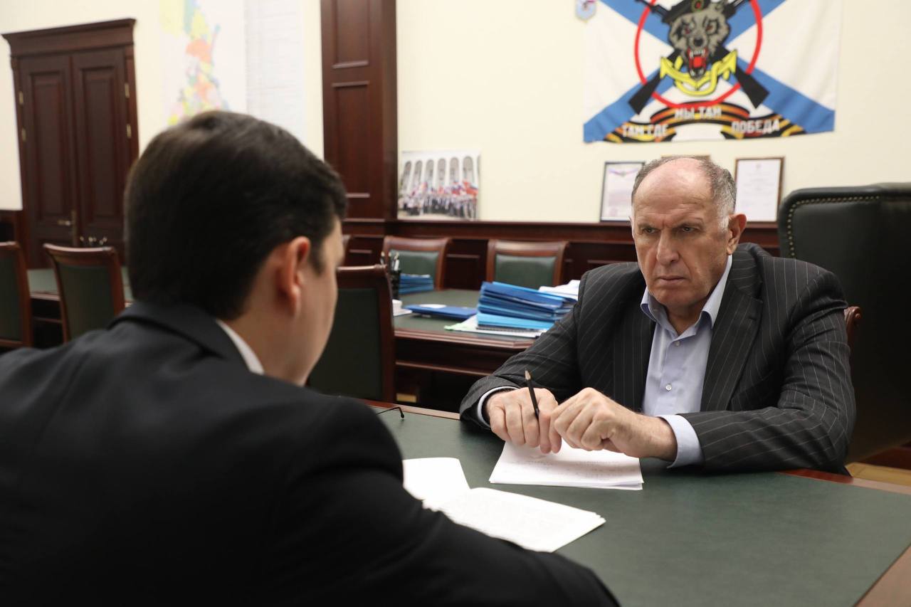 В Дагестане сэкономили более 1 млрд рублей на госзакупках За 10 месяцев 2025 года в Дагестане удалось сэкономить рекордные 1 1 млрд рублей бюджетных средств на государственных закупках Об этом сообщили на встрече Председателя Правительства республики Абдулмуслима Абдулмуслимова с главой Комитета по госзакупкам Азером Нифталиевым Большая часть экономии 862 8 млн рублей достигнута благодаря централизованным закупкам через комитет Всего заключено почти 6 тысяч контрактов на общую сумму 32 9 млрд рублей РГВК Дагестан в МАХ