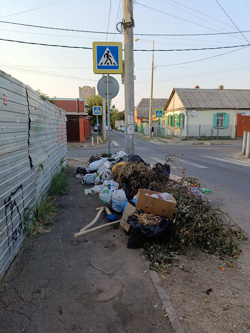 Сговор мусорщиков на 4,7 млрд рублей раскрыт в Краснодаре  Федеральная антимонопольная служба сегодня сообщила, что в Краснодаре выявлены признаки картельного сговора при проведении торгов на обращение с отходами в 2022–2024 годах.   Под подозрение попали две компании с одинаковым названием: ООО «Мусороуборочная компания» и АО «Мусороуборочная компания». Как установили в ФАС, обе фирмы входят в одну группу и находятся под контролем одного владельца.   Ведомство подозревает компании в заключении антиконкурентного соглашения с целью поддержания цен на торгах на общую сумму 4,7 млрд рублей.   Если вина будет доказана, то участникам картеля грозит административное наказание по ст. 14.32 КоАП РФ.