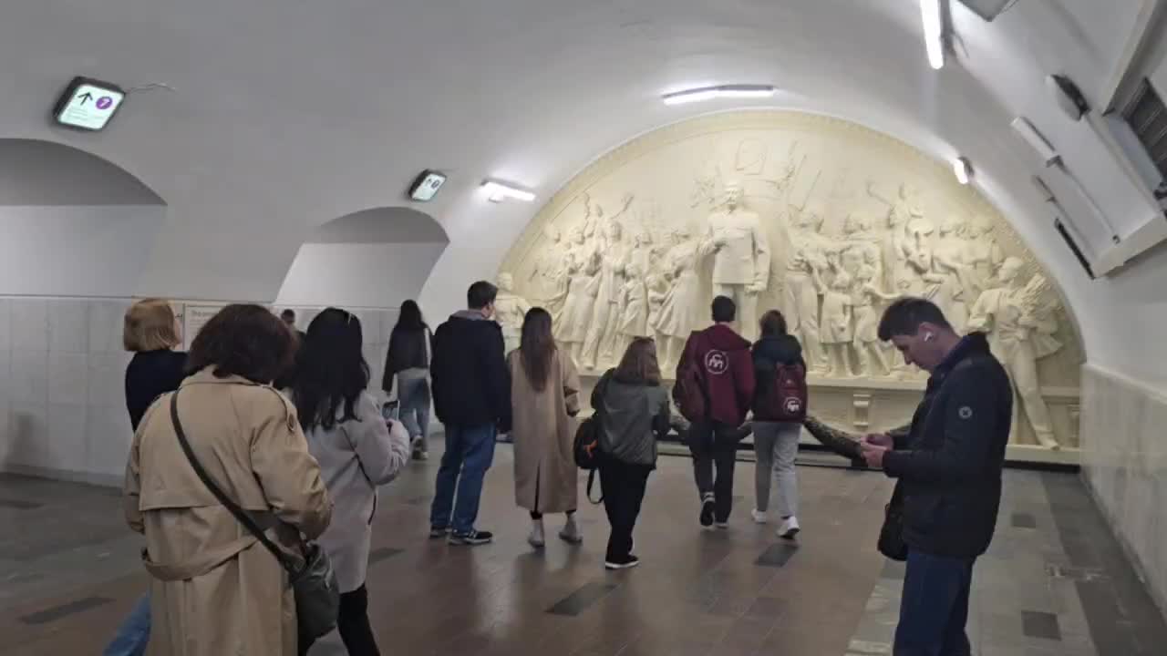 Москвичи приносят цветы к барельефу Сталина в метро Таганская