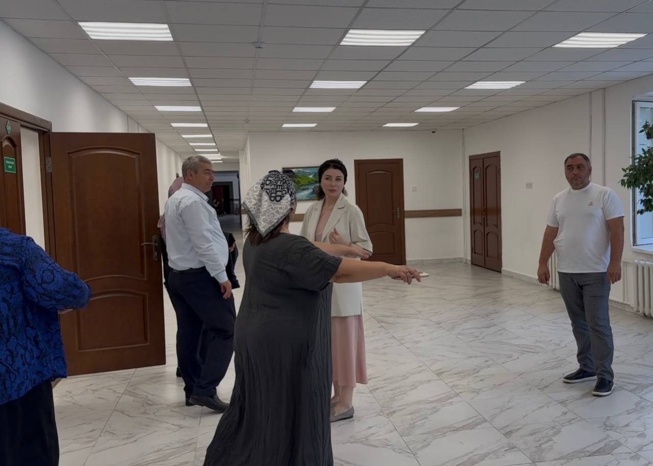 Министр культуры Ингушетии Залина Льянова проверила ход работ в учреждениях культуры.     В ходе визита она посетила Национальную библиотеку им. Дж. Яндиева, где идет капитальный ремонт в рамках нацпроекта "Семья".     Министр осмотрела помещения и прилегающую территорию, подчеркнув важность создания комфортных условий для сотрудников и посетителей. Ремонт планируется завершить к концу 2026 года.   Также Залина Льянова проверила готовность к открытию новой Школы креативных индустрий на базе Гимназии №1 в Назрани. Школа, созданная при поддержке Минкультуры РФ, распахнет свои двери к началу учебного года и предоставит обучение более 100 подросткам в сфере фото- и видеосъемки, звукорежиссуры, дизайна и других креативных направлений.   Министр выразила надежду, что школа станет центром притяжения для талантливых детей.   Напомним, первая Школа креативных индустрий в Ингушетии открылась в Магасе в 2023 году.      Правительство Ингушетии