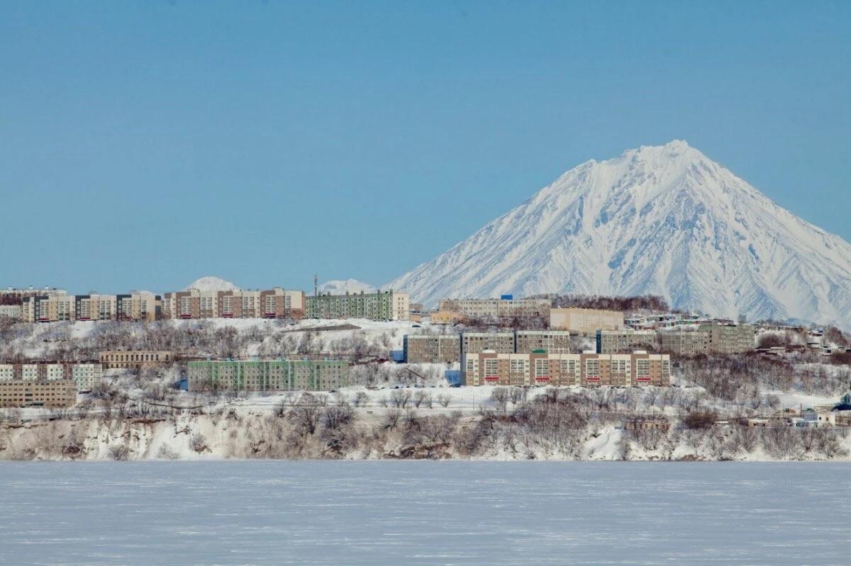В правительстве Камчатки кадровые перестановки Глава региона Владимир Солодов назначил двух новых министров Министерство здравоохранения края с 2 февраля возглавит Александр Нохрин Министром архитектуры и градостроительства назначена Екатерина Корж Принял решение усилить блок здравоохранения На следующей неделе министерство здравоохранения Камчатского края возглавит Александр Владимирович Нохрин опытный руководитель и врач Ранее он трудился в сложном северном регионе Ханты Мансийском автономном округе где возглавлял крупную больницу прокомментировал Солодов Что касается министра архитектуры и градостроительства Камчатского края то решение о назначении Корж было анонсировано еще осенью прошлого года после переизбрания Солодова на пост главы региона РБК Восток в Telegram и MAX