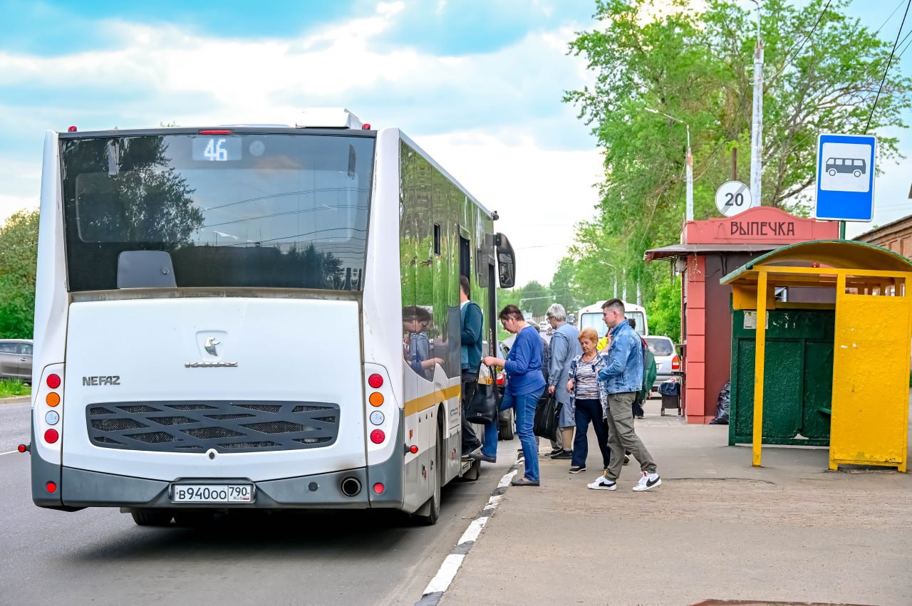 Операция «Автобус» пройдёт в Сергиево-Посадском округе с 16 по 22 июня  В целях снижения уровня аварийности на пассажирском транспорте, усиления контроля за соблюдением юридическими лицами и индивидуальными предпринимателями требований законодательства по обеспечению безопасности дорожного движения при осуществлении пассажирских перевозок в период с 16 по 22 июня текущего года на территории Московской области сотрудниками Госавтоинспекции проводится профилактическое мероприятие «Автобус».  При проведении мероприятия личный состав Госавтоинспекции Московской области будет ориентирован на выявление и пресечение фактов нарушений правил дорожного движения, незаконного осуществления предпринимательской деятельности, иных противоправных действий со стороны водителей автобусов и должностных лиц, осуществляющих перевозки пассажиров автобусами, контроль соответствия технического состояния и конструкции транспортных средств требованиям безопасности, наличия внесенных в конструкцию изменений, не зарегистрированных в ГИБДД, проверку сведений о проведенном техническом осмотре в ЕАИСТО, соблюдение требований постановления Правительства Российской Федерации от 23 сентября 2020 г. № 1527 «Об утверждении правил организованной перевозки групп детей автобусами», наличия тахографов.  Ежегодно увеличивается количество ДТП с общественным транспортом. Тяжесть последствий при происшествиях с автобусами особенно высока, что ставит работу по обеспечению безопасности перевозок пассажиров автобусами в ряд приоритетных направлений деятельности занятых в данной сфере организаций.