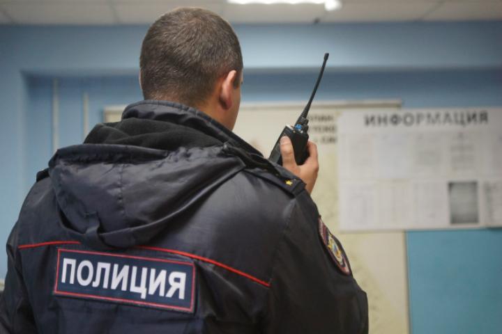 Украл два колеса с чужой машины и переставил на свою Житель Хангаласского района припарковал свой «Тойота Витц» на берегу протоки и отправился на рыбалку на противоположную сторону реки. Оставленную машину заметил 41-летний мужчина, решил махнуться колесами стоимостью 38 тысяч рублей. По версии следствия, он снял с «Витца» две задние пары, поставил на свою машину. Передние колеса подменить не смог - его ключ не подошел к болтам. Тогда, как считают следователи, якутянин разбил окно малолитражки в надежде найти нужный инструмент. Неудачно. «Заведено уголовное дело по статье «Кража». Санкция предусматривает максимальное наказание в виде лишения свободы на срок до пяти лет. Фигуранту избрана мера пресечения в виде подписки о невыезде и надлежащем поведении», - сообщили в МВД по РС Я . Фото: Светлана Маковеева