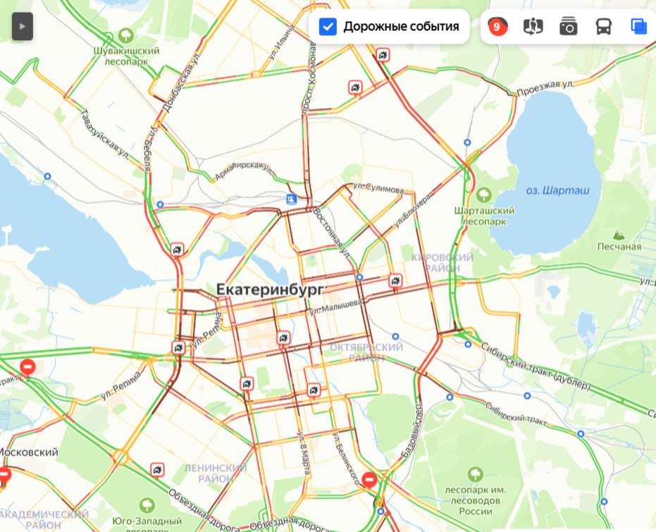 Екатеринбург встал в 9-балльные пробки  А ведь еще рабочий день не закончился. По всей видимости снегопад совпал с предновогодней суетой сегодня.