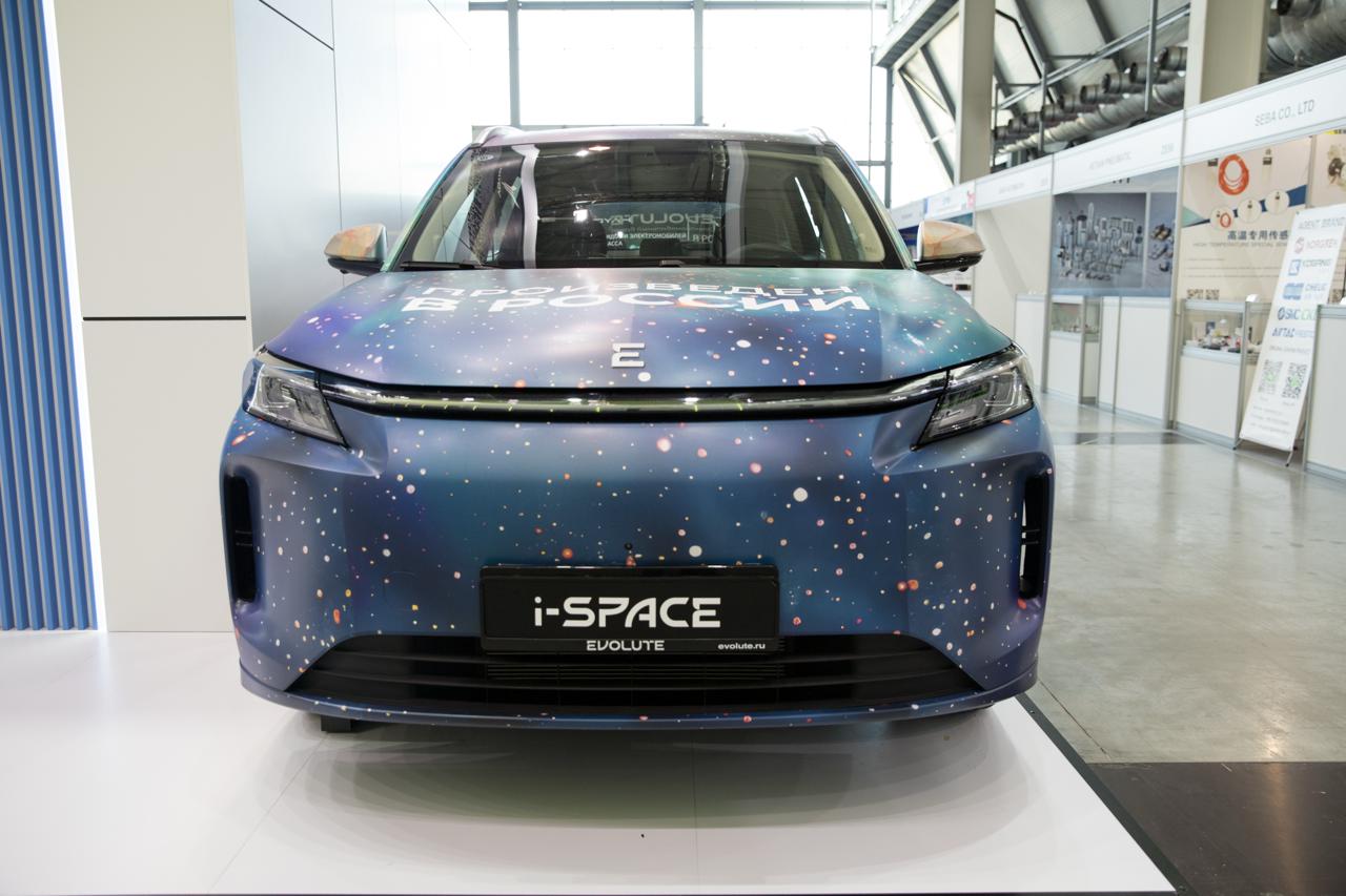 Обновленный Evolute i-Space: первые фото Evolute представил обновленную версию гибридного кроссовера i-Space на выставке «Иннопром». Модель получила новый дизайн, улучшенную силовую установку и полностью обновленный интерьер. Интересно, что в ближайшие месяцы «Моторинвест» дистрибьютор бренда переведет сборку i-Space на предприятии в Липецкой области на полный цикл, то есть со сваркой и окраской. На данный момент на заводе отлаживают процесс окраски, а сварочная линия еще не доставлена на площадку.