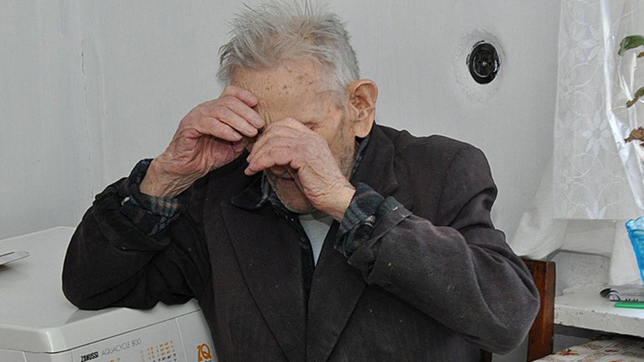 73-летний нижегородец отдал мошенникам более 14 млн под предлогом замены домофона  Всё началось с звонка якобы соседки — женщина сообщила о замене входной двери и домофона. Под этим предлогом пенсионер продиктовал код из СМС.  Затем мужчине позвонили сотрудники различных ведомств и убедили, что до этого он общался с аферистами и теперь его финансы, недвижимость в опасности.  В итоге пенсионер перевел на «безопасные» счета, а также отдал в руки курьеру в общей сложности 14,2 млн рублей.  Возбуждено уголовное дело по факту мошенничества.  Подпишись \ Предложи новость