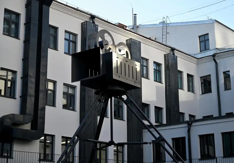 5 сентября Мэр Москвы Сергей Собянин и министр культуры Российской Федерации Ольга Любимова открыли новые съемочные павильоны на исторической площадке киностудии им Горького на улице Сергея Эйзенштейна а также обновленный широкоформатный кинозал и центр костюма и реквизита Завершен второй из трех этапов реконструкции заявил мэр
