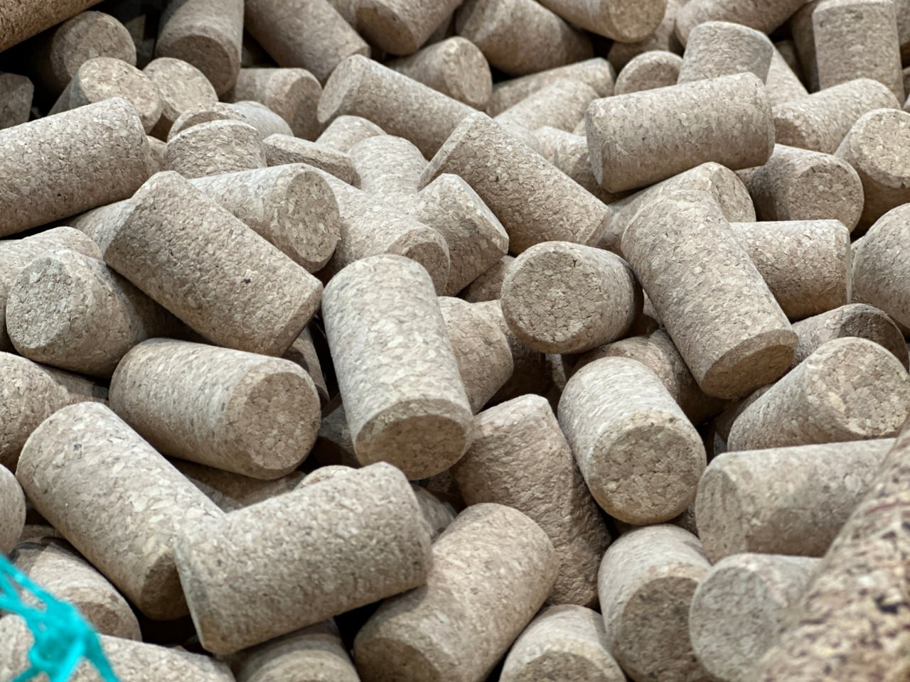 Выпуск виноградных вин на Северном Кавказе вырос в 1 4 раза в 2025 году Выпуск виноградных вин в регионах Северо Кавказского федерального округа составил около 7 6 млн декалитров по итогам 2025 года что на 45 8 больше по сравнению с показателями 2024 года Лидером по производству виноградных вин в СКФО стала Северная Осетия в 2025 году в республике выпустили 3 4 млн декалитров продукции Вино