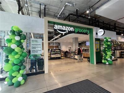 Amazon развивается как игрок e grocery Крупнейший в мире ритейлер запланировал удвоить количество городов в которых доступен его сервис доставки продуктов день в день Жители 2 3 тыс американских городов смогут заказать продукты на дом всего за 13 а платные подписчики Amazon Prime бесплатно при заказе от 25 Пока e grocery в США занимает только 20 200 млрд от общих трат на продукты но участники рынка считают что Amazon способен перевернуть игру Такие компании как Instacart были созданы для доставки продуктов из уже существующих продуктовых магазинов DoorDash Uber и др также вошли в эту категорию И тут на сцену выходит Amazon с его развитой сетью складов и грузовиками который похоже наконец то разобрался как хранить и доставлять скоропортящиеся продукты чтобы осуществлять доставку день в день Конкуренты Главный из них Walmart уже несколько лет развивает аналогичный сервис а до конца года обещает доставлять продукты за три часа до 95 американских домохозяйств Но и его акции на фоне новостей о планах Amazon упали на 1 3 У Instacart они рухнули на 11 у DoorDash на 5 а у Kroger на 4 3 Telegram Facebook Instagram LinkedIn