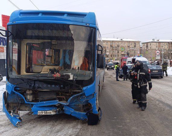 В массовом ДТП в Новокузнецке пострадали двое водитель автобуса и пассажир легковушки На проспекте Курако по предварительным данным ГАИ Кузбасса 61 летний водитель Волгабаса допустил занос при повороте зацепил бордюр и въехал в Опель Тойоту и Чери Написать Telegram MAX