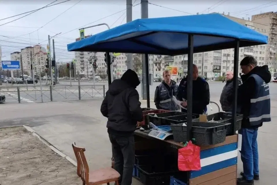 Тонна нелегальных продуктов изъята в Петербурге за апрель Около 30 случаев незаконной уличной торговли пресекли в Петербурге специалисты Комитета по контролю за имуществом В ходе рейдов демонтировали павильоны и киоски изъяли примерно тонну овощей и фруктов Основные точки нелегальной торговли ликвидированы у станций метро и на ключевых улицах города включая Невский проспект и проспект Культуры пресс служба ККИ Читай нас в MAКС Читай нас в Telegram