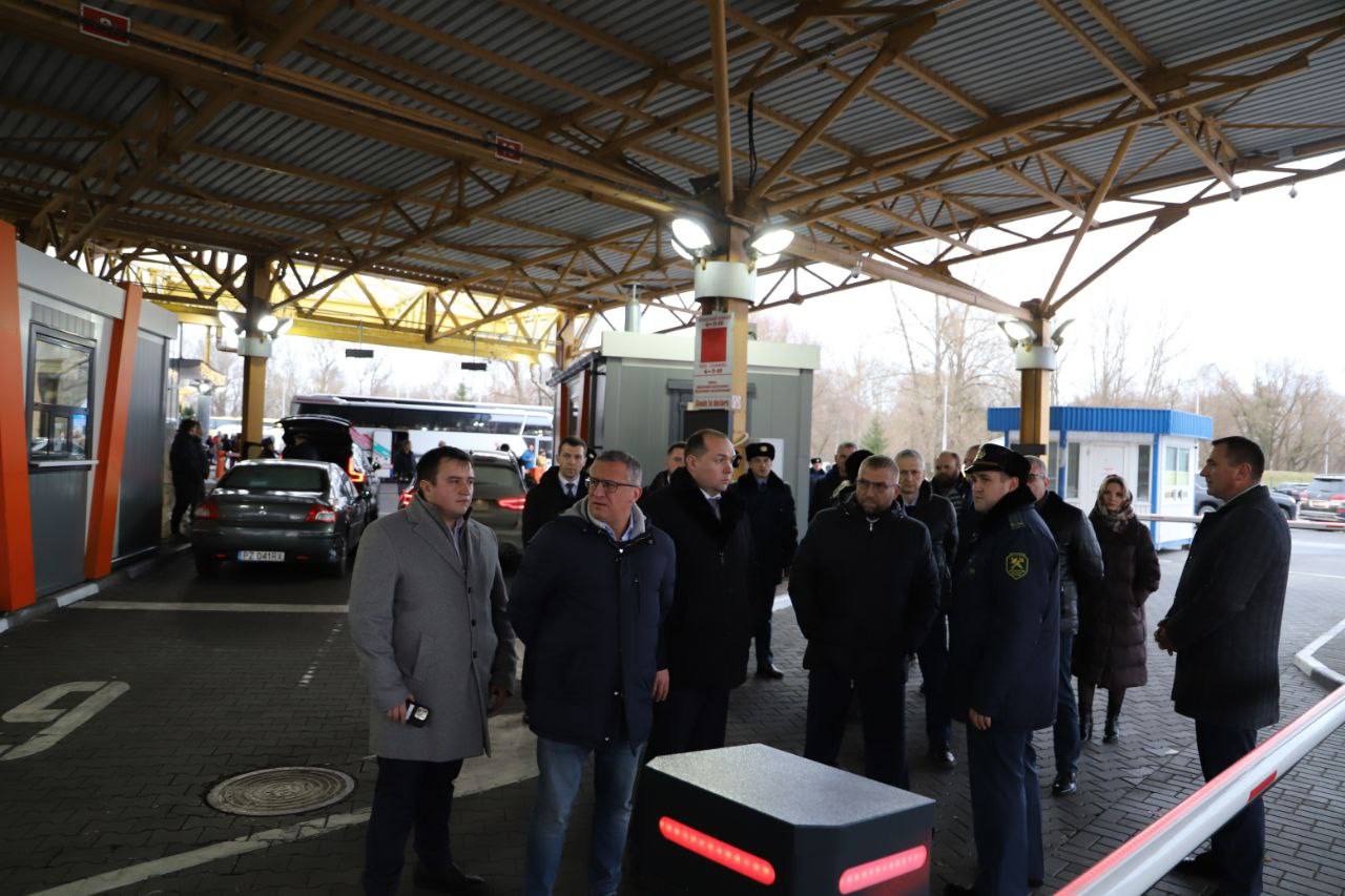 С практическим применением передовых технологий в деятельности белорусской таможни ознакомились сегодня представители Федеральной таможенной службы России во главе с руководителем Валерием Пикалевым и российской Дирекции по строительству и эксплуатации объектов Росграницы.   В рамках официального визита в Беларусь гости посетили пункты пропуска на белорусско-польской границе - грузовой «Козловичи» и легковой «Брест», а также транспортно-логистический центр «Брест-Белтаможсервис-2».  В крупнейшем и одном из главных транспортных коридоров в Беларуси грузовом пункте пропуска коллеги из России ознакомились со всеми видами государственного контроля, которые сегодня осуществляют белорусские таможенники. А это, помимо таможенного, пограничный, автомобильный, санитарно-карантинный.  Также российские таможенники оценили эффективность установленного здесь временного порядка регистрации в электронной очереди для въезда в пункт пропуска.  Данная технология эффективно применяется в целях упорядочения движения грузовиков, ожидающих выезда в Польшу, и обеспечения безопасности дорожного движения. Этот механизм будет функционировать до ввода в эксплуатацию новой зоны ожидания вблизи пункта пропуска, строительство которой сегодня в активной стадии.  В пункте пропуска «Брест» изучили работу автоматизированной системы распределения автомобилей по каналам, пока единственной в стране. Система автоматически, в зависимости от загруженности канала, распределяет транспортные средства таможенникам для оформления.   На данном участке границы скоро заработает новая мобильная рентгеновская установка для контроля багажа и мелкогабаритных товаров, которая имеет функцию автоматического обнаружения взрывчатых веществ и наркотиков, а также подозрительных органических материалов.  Гости из Российской Федерации вместе с белорусскими таможенниками почтили память погибших в Великой Отечественной войне - возложили цветы к Вечному огню в мемориальном комплексе «Брестская крепость-герой» и почтили память защитников Отечества минутой молчания.   Визит российской делегации в Беларусь завершится завтра заседанием коллегии Таможенного комитета Союзного государства, которое пройдет в Государственном таможенном комитете.