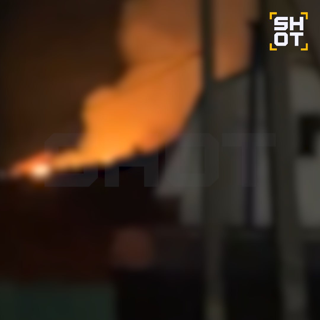 Жилой дом загорелся в пригороде Воронежа после атаки украинских дронов. К месту ЧП выдвинулись спасатели.  Местные жители рассказали SHOT, что в результате атаки загорелся жилой двухэтажный дом в селе Новая Усмань. В частности, вспыхнула крыша здания и соседние постройки. Обломки дрона разбросаны по всей округе в радиусе 100 метров. В данный момент информации о пострадавших нет. К месту ЧП выдвинулись экстренные службы.   Очевидцы рассказали нам, что всего слышали около 15-20 взрывов над Воронежем и областью. Атака началась этой ночью около 00:20. Были слышны сирены воздушной опасности, а губернатор Гусев предупредил о «тревоге в связи с угрозой непосредственного удара БПЛА» и попросил укрыться жителей в безопасном месте.   SHOT в MAX: