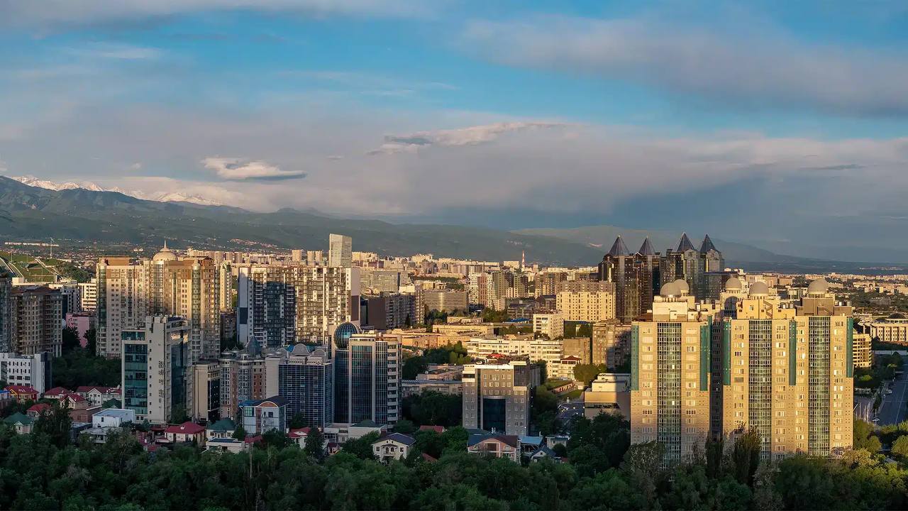 Новые эко правила для снижения загрязнения воздуха готовят в Алматы Акимат сообщил что нововведения станут основой будущей политики в сфере экологии Документ обсуждался публично в августе По данным ведомства около 60 загрязнений приходится на автотранспорт остальное на предприятия частный сектор и стройки Власти планируют модернизировать предприятия переводить их на чистое топливо и снижать объем выбросов Реализация мер по расчетам экспертов улучшит экологическую ситуацию и сделает город комфортнее для жизни kursivm kursiv news