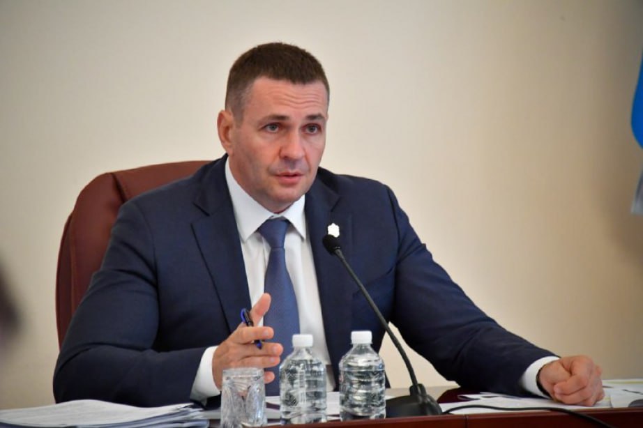 Губернатор Дмитрий Демешин объявил о старте программы содействия профессиональному обучению и трудоустройству ветеранов СВО Жители региона, которые вернулись из зоны СВО, смогут освоить востребованные в Хабаровском крае рабочие профессии и специальности. Это высококвалифицированные сварщики, специалисты по ремонту автомобилей, IT-специалисты, судоводители маломерных судов и другие. Обучение будет проходить в краевом Центре опережающей профессиональной подготовки. К работе подключатся все колледжи, техникумы региона. Губернатор поручил министерству образования и науки края в сентябре увеличить перечень профессий в два раза, а также организовать подготовку будущих специалистов так, чтобы ветераны СВО смогли сразу применить полученные умения на практике и трудоустроиться по завершении обучения. Прием заявлений организован в Центре опережающей профессиональной подготовки Хабаровского края по адресу: г. Хабаровск, ул. Советская, 24, тел.: 7 4212 47-01-16.