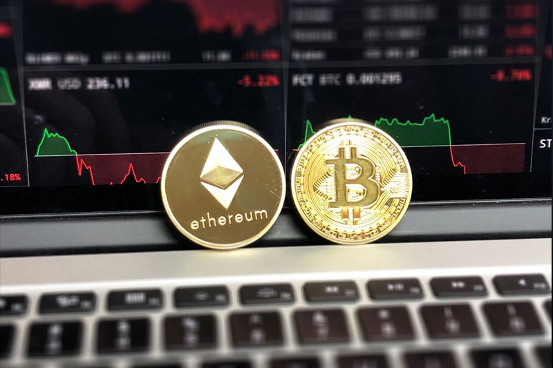 Bitmain перенесет производство и штаб-квартиру в США Производительная база и центральный офис Bitmain перейдут в американский штат — Флориду или Техас. Планируется трудоустроить сотни американцев для сборки и обслуживания майнинг-оборудования. Цель проекта — упростить доставку товаров местным покупателям и уменьшить зависимость от азиатских заводов, находящихся под угрозой высоких таможенных сборов. Тем временем американские фирмы пытаются составить конкуренцию Bitmain, однако китайский гигант по-прежнему лидирует благодаря низким ценам и масштабу производства.