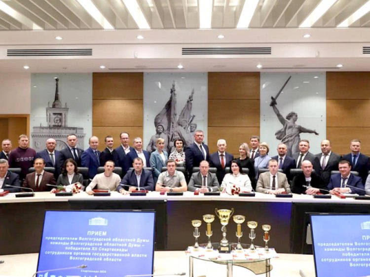 Канат и баскетбол депутаты Волжской гордумы оказались самыми спортивными в регионе В Волгоградской области прошла XII Спартакиада сотрудников органов государственной власти региона в которой приняли участие 28 команд Мероприятие объединило более 900 участников которые на протяжении полугода состязались в 11 спортивных дисциплинах Состязания проходили по мини футболу плаванию волейболу дартсу баскетболу пулевой стрельбе шахматам настольному теннису лёгкой атлетике эстафете ГТО и перетягиванию каната Как сообщили Волжский ру в пресс службе Волжской гордумы в общекомандном зачете победу в Спартакиаде одержала команда Волгоградской областной думы На втором месте команда комитета образования и науки Волгоградской области а на третьем комитет физической культуры и спорта Подробнее на Волжский ру www volzsky ru index php wx 16 wx2 82184 ВолжскийРу волжский vlz