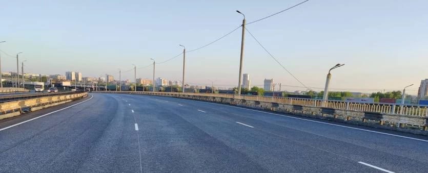В Челябинске оценят техническое состояние мостов Муниципальный контракт на выполнение работ по обследованию городских путепроводов размещен накануне, седьмого июля. Начальная цена контракта - 2 923 200 рублей. Прием заявок от желающих провести данную работу завершится 14 июля. Подрядчику предстоит обследовать мосты, чтобы понять, является ли их эксплуатация надежной и безопасной, и определить фактическую грузоподъемность и допустимую скорость движения автотранспорта по путепроводам для их дальнейшей безопасной эксплуатации с разработкой безопасных схем организации движения по сооружениям . ПОДРОБНЕЕ URALPRESS.RU