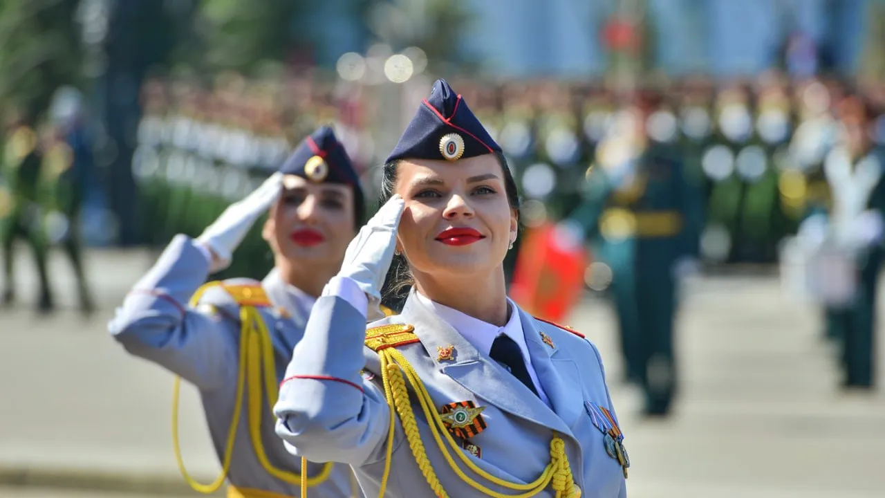 Парад Победы проходит в Хабаровске ОНЛАЙН В Хабаровске сегодня празднуют 81 ю годовщину победы в Великой Отечественной войне На площади Ленина в честь этого события проходит Парад Прочитать статью полностью Подписаться на DVHAB   Написать в DVHAB