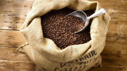 Узбекистан обнулил пошлины на импортный брендовый кофе Президент Узбекистана Шавкат Мирзиёев подписал постановление которое расширяет перечень брендовой продукции ввозимой в страну с применением пониженных таможенных пошлин Согласно документу опубликованному на портале Lex uz отныне пошлины на кофе от международных брендов будут обнулены что вероятно призвано стимулировать его импорт и сделать продукт более доступным для потребителей Подпишитесь на AsiaToday