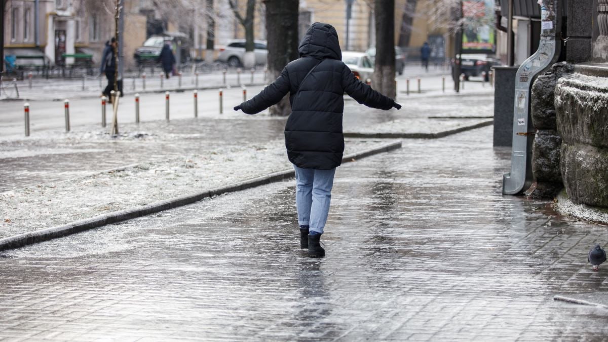 Внимание!  В Молдове объявили "желтый" код метеоопасности в связи с образованием гололеда на дорогах. Предупреждение вступит в силу сегодня в 19:00 и продлится до 10:00 завтрашнего дня.    В связи с гололедицей пешеходам следует проявлять повышенную осторожность при передвижении по тротуарам. При этом автовладельцам рекомендуется пересесть на общественный транспорт.    Держим в курсе.