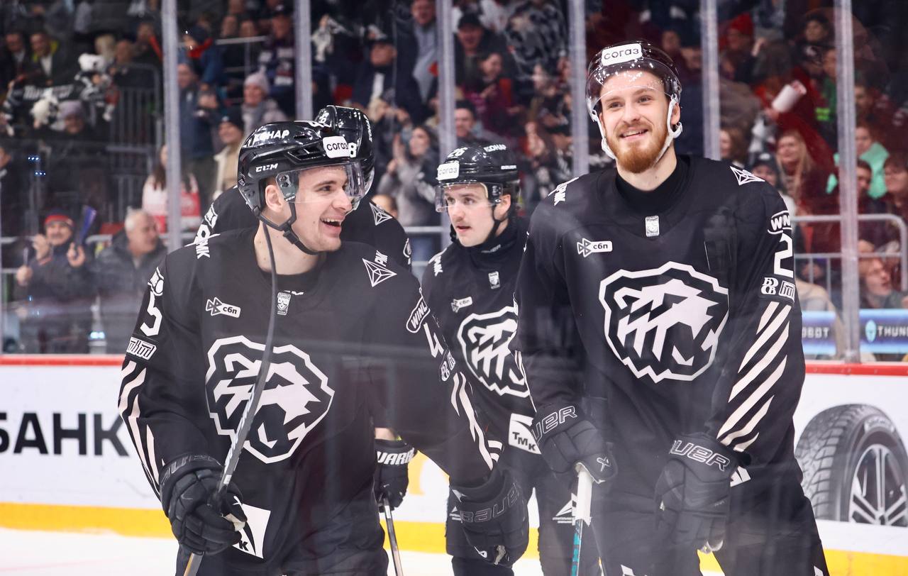 Трактор остановил серию поражений Новый главный тренер команды прокомментировал игру с Барысом Челябинский Трактор прервал серию из пяти поражений подряд выиграв на выезде у астанинского Барыса со счётом 2 0 Стоит сказать что это была игра команды с обновлённым тренерским штабом После матча главный тренер Трактора Евгений Корешков прокомментировал игру Самое главное победа Мы её добились Результат есть Что касается непосредственно матча очень много позитивных моментов появилось Отмечу что много блокировали бросков играли на команду Это очень здорово сказал он Тренер также объяснил как команде удалось исправить ситуацию в обороне после крупного поражения от Металлурга Когда столько пропускаешь конечно процесс идёт Разобрали показали видео провели несколько хороших тренировок обратили на это внимание Всё через работу пояснил Корешков Эта победа стала для Трактора уже третьей в четырёх матчах против Барыса в текущем сезоне КХЛ Сейчас команда с 37 очками занимает шестое место в таблице Восточной конференции Выезд начали на позитиве У нас ещё три матча и мы будем прибавлять от игры к игре добавил Евгений Корешков настраивая команду на продолжение победной серии eugenejut