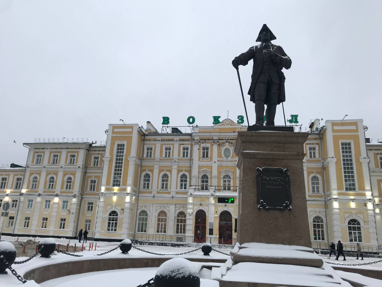 Подписано соглашение на благоустройство привокзальной площади в Оренбурге  #Про_Общество   Необходимость приведения привокзальной площади в Оренбурге в порядок возникла давно. Жители и гости критиковали неприглядное лицо города. Сегодня подписано соглашение на его благоустройство.   Градсовет принял концепцию благоустройства в прошлом году.  Прежде, чем это произошло, ее дорабатывали, так как первоначальный вариант вызвал много критики.  Трудности связаны ещё и с тем, что само здание вокзала является объектом культурного наследия. Также объект принадлежит РЖД. Ещё на территории имеются торговые объекты — нужно будет решать вопрос и с ними.   Сегодня состоялось подписание соглашения с РЖД по благоустройству привокзальной площади ж/д вокзала в Оренбурге. Документ подписали губернатор области Денис Паслер, начальник ЮУЖД Игорь Рязанов, мэр Сергей Салмин. Тем самым участок был передан городу.  Также в планах привести в порядок не только площадь, но парк железнодорожников и проспект Парковый.