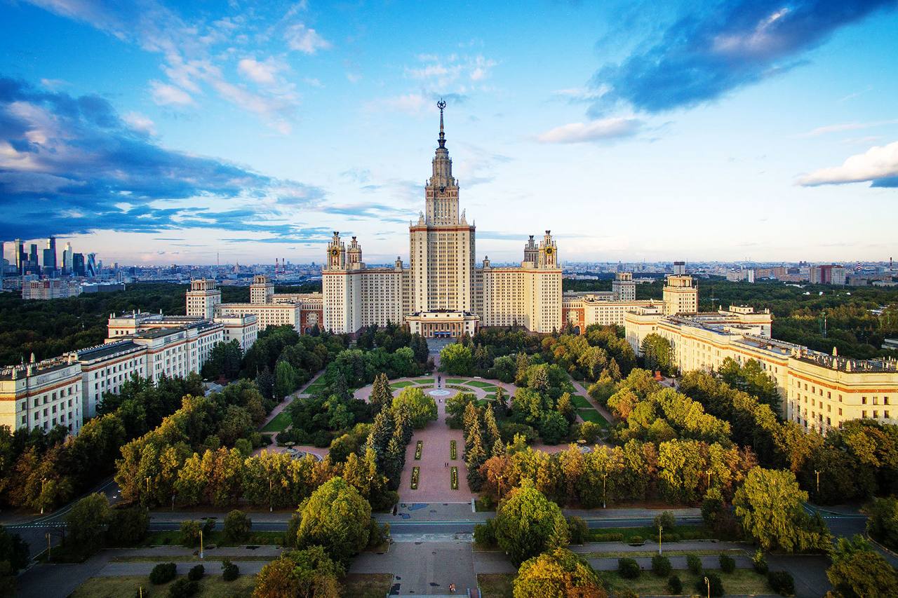 Ни один российский университет не попал в топ 200 мирового рейтинга вузов по научной работе Университеты продолжают сдавать позиции Лучший результат 227 е место показал МГУ им Ломоносова который опустился на 12 позиций за год На 533 месте оказался СПбГУ на 824 м ВШЭ на 898 м УрФУ Во вторую тысячу рейтинга откатились Казанский и Новосибирйский унивеситеты 1053 е место и 1189 место На 1244 м и 1246 м местах оказались МФТИ и Первый мед В рейтинге научных работ по физике ни одного российского университета не оказалось в топ 50 bisrub