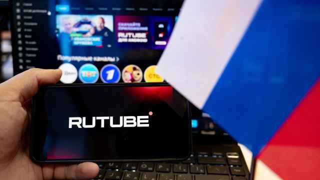 Rutube признался в передаче персональных данных пользователей силовикам Принадлежащий «Газпром-медиа» видеохостинг Rutube передает «все данные» своих пользователей российскому государству. Об этом сообщила глава отдела платформы по работе с лидерами общественного мнения Алена Кузьмина. Отвечая на вопрос о сотрудничестве Rutube с правоохранительными органами на «Форуме безопасного интернета», она заявила, что сотрудники отдела модерации направляют собранные сведения о юзерах в «отдел службы безопасности». «Отдел службы безопасности передает все в прокуратуру. Все данные, которые у нас есть — ip, почта, номер телефона — мы все передаем», — приводит Sota слова Кузьминой.