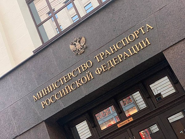 Правительство России утвердило правила оснащения аэропортов и ж/д станций средствами по борьбе с БПЛА Правительство РФ утвердило разработанные Минтрансом особенности защиты объектов транспортной инфраструктуры от атак беспилотных летательных аппаратов БПЛА . Об этом сообщает ТАСС со ссылкой на данные Минтранса. В частности, объекты необходимо оснастить инженерными сооружениями и специальными техническими средствами противодействия беспилотникам. Также собственникам объектов транспортной инфраструктуры предстоит определить границы и конфигурацию зоны безопасности, обеспечить создание постов наблюдения за воздушной, наземной и водной обстановкой. Более того, будет обеспечено взаимодействие с войсковыми частями Вооруженных сил, привлекаемыми для решения задач противовоздушной обороны. aviaru.net/n283231
