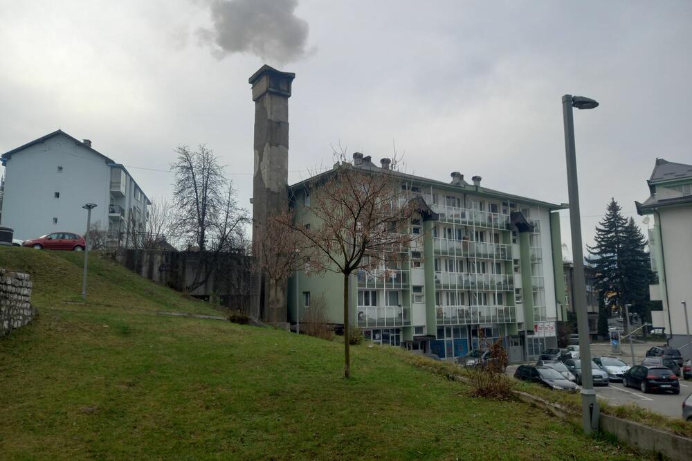 Закрытие котельной в Плевле около 400 пользователей остаются без отопления После скандала с тестовым открытием Плевальской ТЭС и сильным задымлением города под давлением граждан Министерство экологии устойчивого развития и развития Севера издало распоряжение о закрытии котельной на улице Скерличевой в Плевля сегодня в 12 00 В результате прекращения подачи тепловой энергии около 400 пользователей останутся без отопления а также ряд учреждений включая муниципалитет Плевли здание Скупщины општины Дом культуры Главную государственную прокуратуру Главный суд угольную шахту Плевля а также другие компании и учреждения сообщило дочернее предприятие Grijanje Компания осознает что ее работа может оказывать воздействие на окружающую среду и постоянно проводит мероприятия направленные на снижение загрязнения по которым имеются соответствующие показатели говорится в отчете Центра экотоксикологических измерений Но Минэкологии все же запретил работу котельной По словам директора DOO Grijanje Владо Тошича в 2024 г содержание порошкообразных веществ превышалось даже в 20 раз а в 2025 году зафиксировано 4 случая В прошлом году содержание диоксида серы SO₂ превышало допустимые значения более семи раз а в этом году дважды Решения по прекращению работы в тестовом режиме Плевальсой ТЭС пока нет