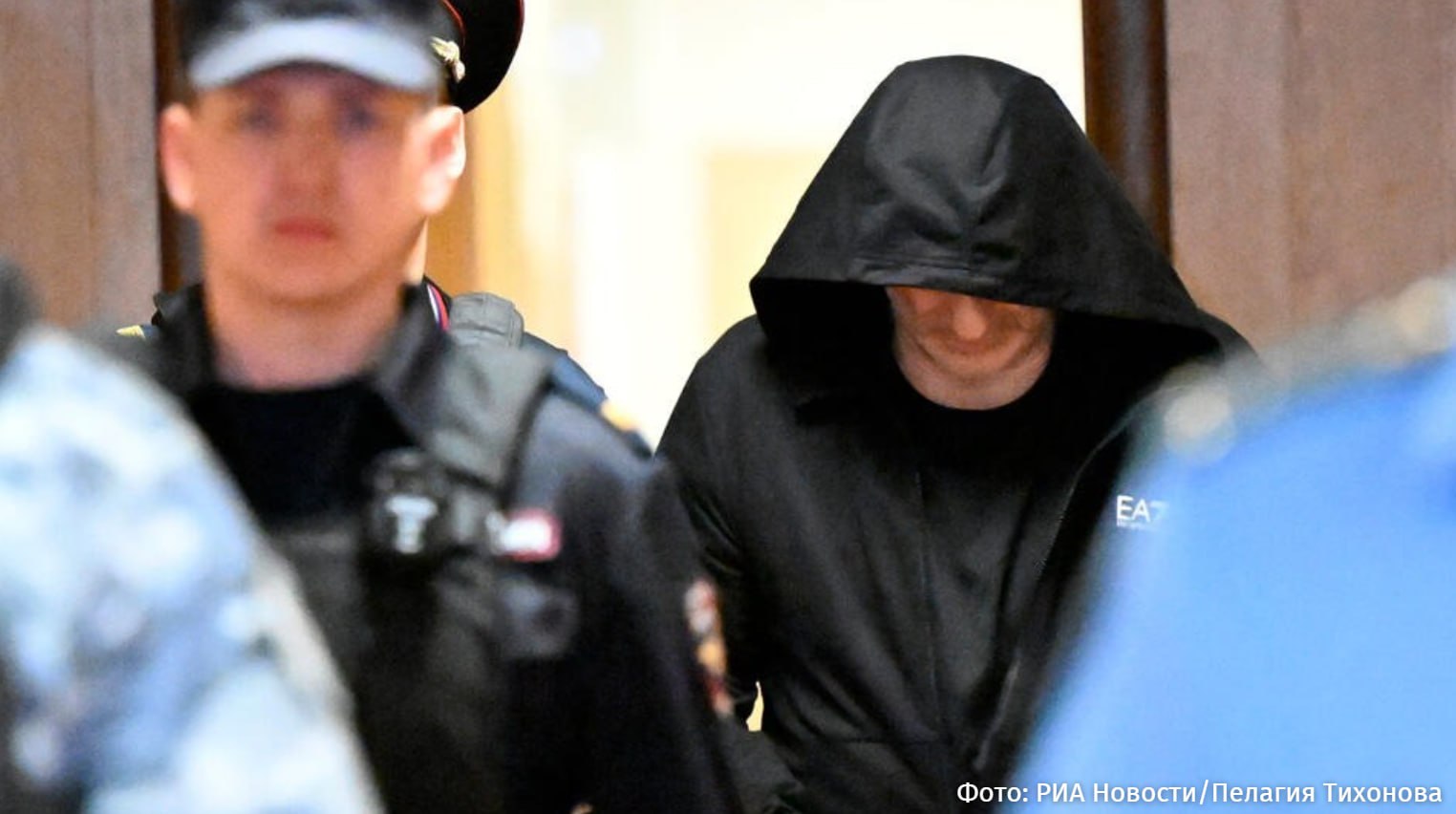 Фигуранту дела о покушении на Авраама Руссо вынесли приговор в Москве Тархана Эльдукаева приговорили к 14 5 годам колонии по делу о покушении на убийство братьев бизнесменов Таира и Тельмана Гуршумовых сообщил корреспондент РЕН ТВ из зала суда 22 августа коллегия присяжных заседателей признала невиновным Эльдукаева в покушении на убийство певца Авраама Руссо но виновным по делу Гуршумовых Фигуранта задержали и арестовали в октябре 2023 года По данным прокуратуры конфликт из за денег между предпринимателями Таиром и Тельманом Гуршумовыми и экс владельцем Черкизовского рынка Тельманом Исмаиловым привел к тому что последний поручил своему охраннику Эльдукаеву нанять киллеров для устранения оппонента 23 декабря 1996 года неизвестный стрелок в подъезде дома на улице Щербаковской в Москве несколько раз выстрелил в братьев Гуршумовых в результате чего один из них скончался а другой получил тяжелые ранения  Покушение на Руссо произошло в ночь на 19 августа 2006 года рядом с его домом на улице Плющиха По версии следствия замысел принадлежал Исмаилову а исполнителем выступил Эльдукаев Мужчина нанял троих людей один из которых несколько раз выстрелил в певца В результате случившегося артист получил ранения левого бедра Подписаться на РЕН ТВ МАХ Отправить новость