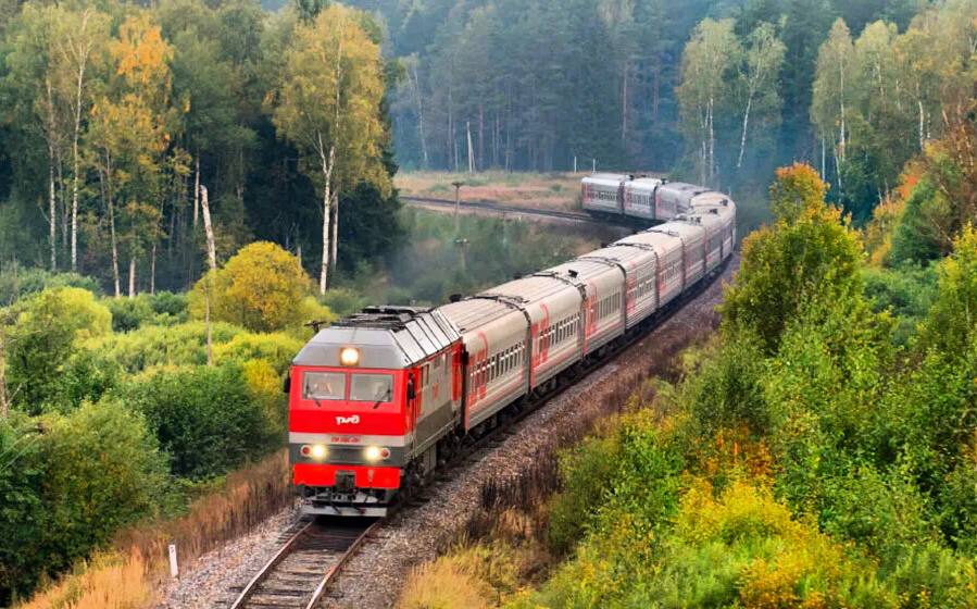 Новый туристский поезд Гастротур отправился в первый рейс Федеральная пассажирская компания пишет на своем официальном сайте Поездка по маршруту Москва Воронеж Майкоп Краснодар Крымская Новороссийск Таганрог Воронеж Москва займёт 5 дней За это время путешественники познакомятся с культурными и природными достопримечательностями юга России изучат местные кулинарные традиции и откроют для себя новые блюда В рамках организованных экскурсий в Адыгее гастрономической родине известного сыра пассажиры смогут искупаться в термальных источниках и продегустировать сок из местных яблок а в Краснодаре посетить знаменитый парк и попробовать вкуснейшие блюда кубанской кухни в авторском исполнении Для комфортного путешествия и отдыха пассажиров в состав поезда включили современные вагоны Люкс СВ и купе а также 2 вагона ресторана вагон бар вагон спа с инфракрасной сауной и т д