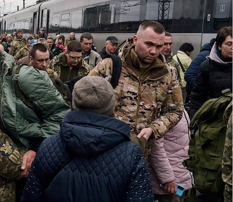 На Украине детей забирают из школ, чтобы те не попали на фронт.  Во многих семьях женщины, девушки содержат мужчин, чтоб им не приходилось выходить на улицу. Схватить могут любого,— рассказала жительница Житомира.  По ее словам, украинцы на фоне планов Киева призывать 18-летних начали забирать своих детей из школ и вузов, чтобы их не нашли военкомы.  Мужчин почти не видно на улицах уже несколько месяцев, независимо от возраста,— отмечает женщина.  Между тем жительница Харьковской области сообщила, что спрятала сыновей ещё в начале мобилизации на Украине.  Они уже два года не выходят на улицу, одному тогда ещё не было 18, но я все равно боялась,— подчеркнула она.