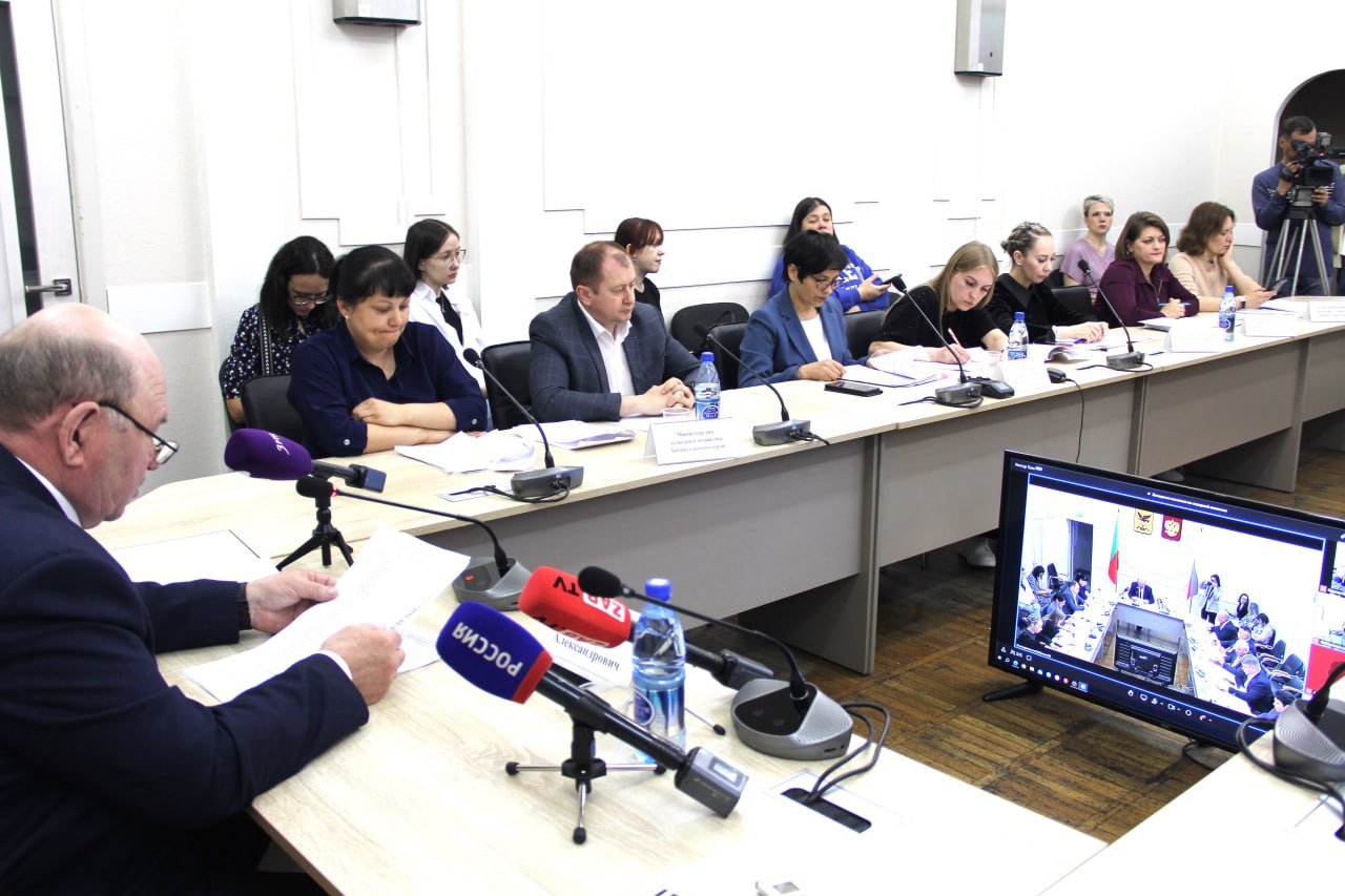 Возможность введения экстраординарной ситуации, допускающей эвтаназию бездомных животных, закрепят в законодательстве региона По предложению комитета по аграрной политике законопроект будет включен в повестку заседания парламента. Авторы документа – депутаты Сокто Мажиев, Виктор Наделяев и Михаил Якимов - предлагают предусмотреть в законодательстве региона возможность умерщвления бесхозных собак при объявлении экстраординарной ситуации на территории всего края или отдельных муниципалитетов. Объявление такого режима будет носить временный характер и применяться он будет только в тех в случаях, когда действующие меры уже не могут обеспечить безопасность людей. Решение о введении и об отмене экстраординарной ситуации, о периоде ее действия, о порядке и критериях будет приниматься Правительством региона. - В приютах Забайкалья находится более 5 тысяч безнадзорных собак, свыше 6 тысяч еще остаются на улицах сел и городов. Мы считаем, что это очень много, - подчеркнул Михаил Якимов. Подробнее