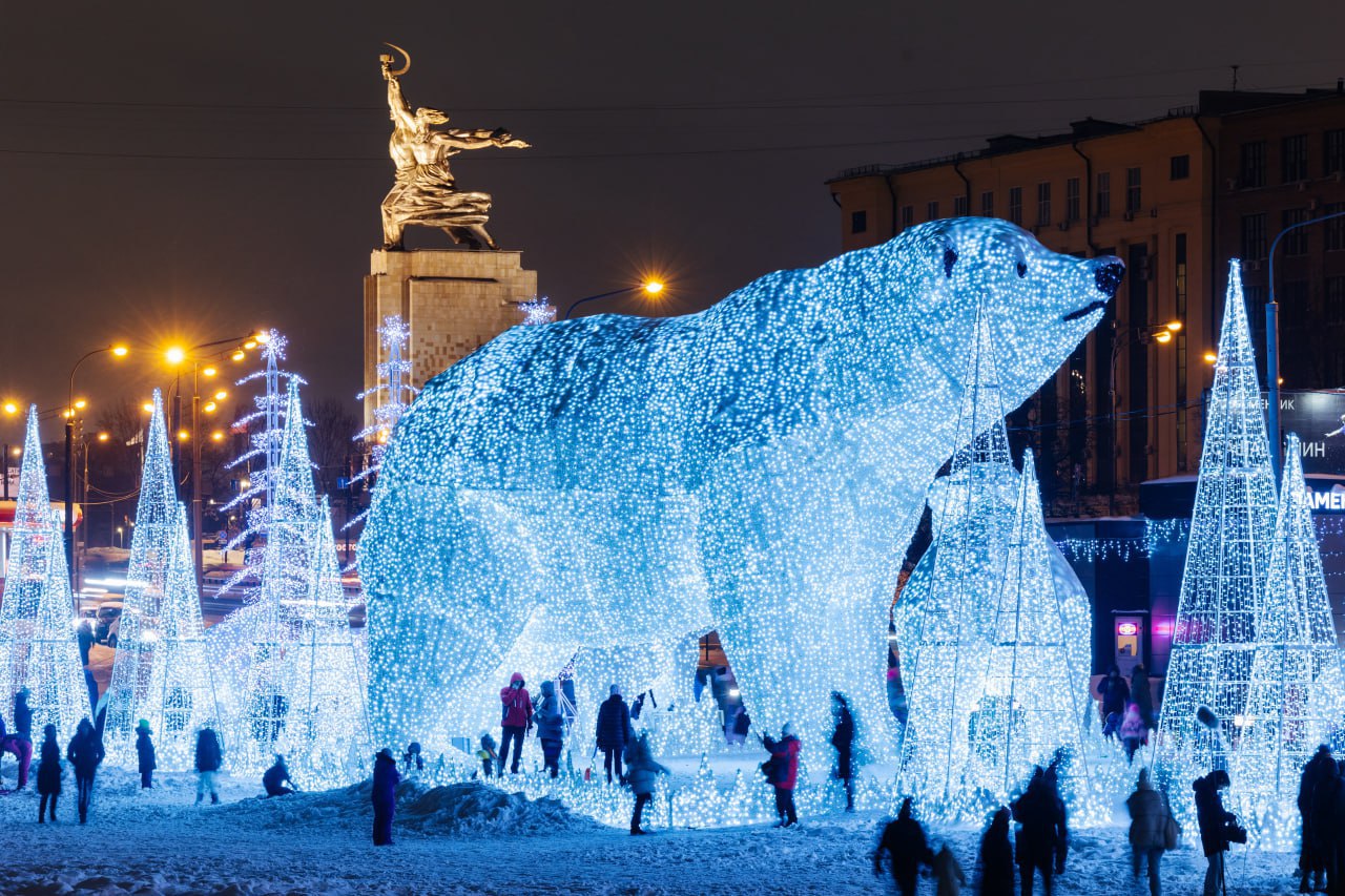 Новогоднюю композицию Полярные медведи традиционно установят на проспекте Мира сообщил журналистам заммэра по вопросам ЖКХ и благоустройства Петр Бирюков Конструкция состоит из огромной фигуры медведицы с медвежатами ее дополняют световые ели Общая длина инсталляции 330 метров moscow on air