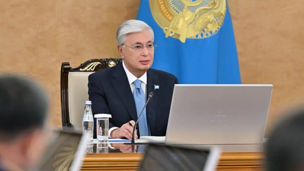 Токаев намерен посетить Узбекистан до конца года Казахстанский президент Касым Жомарт Токаев сообщил что планирует в ближайшие месяцы посетить Россию и Узбекистан По словам главы государства именно сбалансированная внешняя политика позволит укрепить позиции Казахстана в условиях цифровизации и глобальной конкуренции Он отметил что международное сообщество проявляет интерес к сотрудничеству с республикой что свидетельствует о ее растущем авторитете Токаев напомнил что в этом году уже побывал в Китае Турции и Кыргызстане где обсуждал широкий спектр двусторонних отношений Он добавил что активно развивается и диалог с США а также с Европейским союзом Telegram Facebook Instagram LinkedIn Сайт