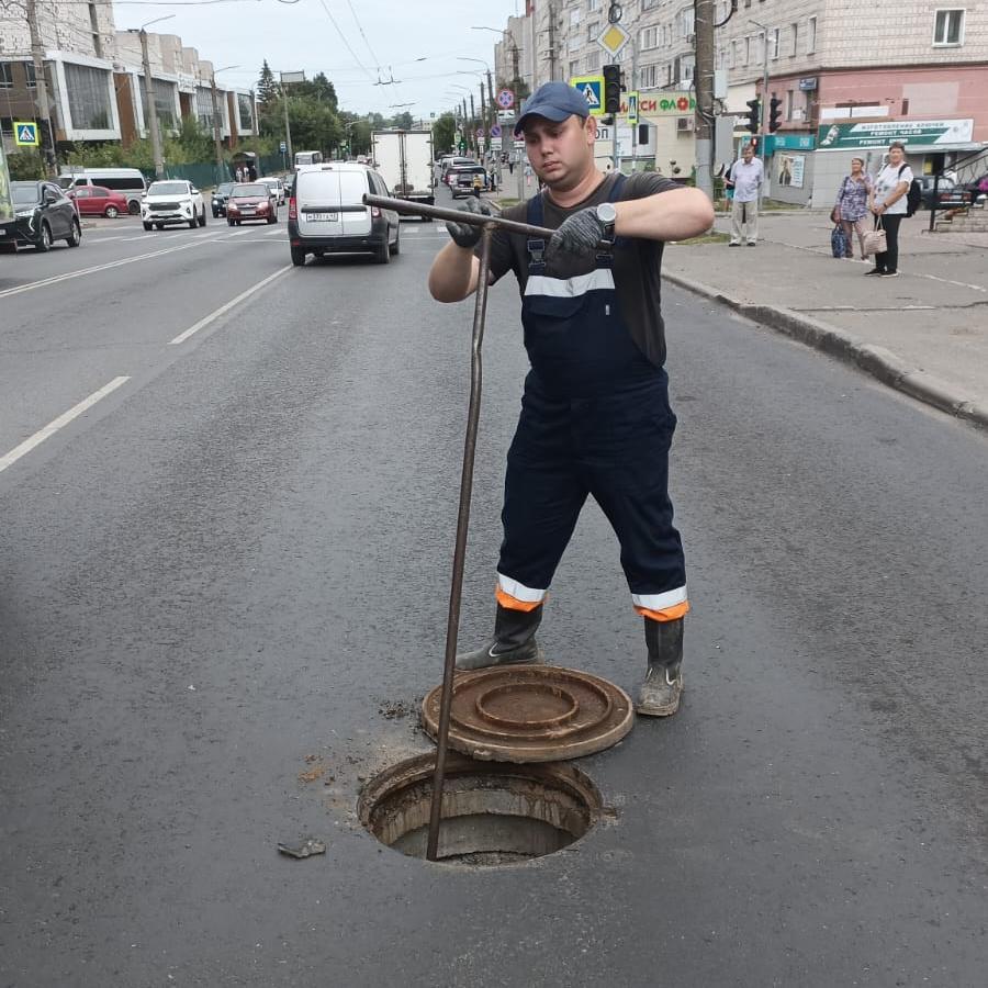 Аварийные бригады МУП "Водоканал" приступили к устранению утечки воды на пересечении улиц Ленина и Морозовской.   Первые сигналы о проблеме поступили еще 30 июля, но ночная смена решила не отключать водоснабжение, чтобы не оставлять жителей без воды утром. Сейчас на месте работает дневная бригада, которая отключит воду для точного определения места повреждения и его устранения.   Для жителей организован подвоз воды - адреса водовозок можно узнать на сайте предприятия или по телефону 256-256.