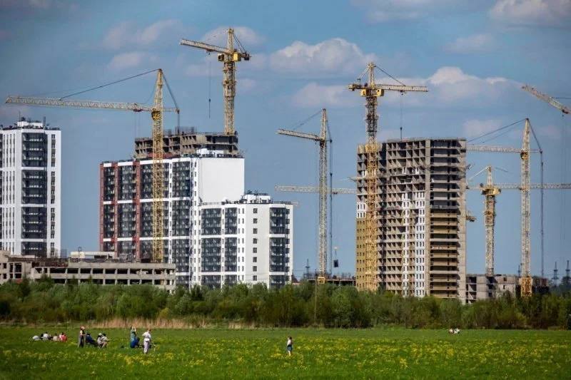 Названы регионы с высокой долей нераспроданных новостроек На рынке новостроек Краснодарского края, Самары и Владивостока наблюдаются высокие риски затоваривания. По данным экспертов, в Краснодарском крае доля нераспроданных объектов достигает 77% с прогнозируемым сроком реализации 5,6 года. В Самаре этот показатель составляет 61% 4,8 года , а во Владивостоке — 66% 3,9 года . Также в зоне риска находятся Красноярск, Тюмень, Уфа, Крым и Казань, где сроки реализации первичного жилья превышают три года. Эксперты отмечают, что эти регионы столкнулись с большим предложением и ужесточением условий ипотеки.