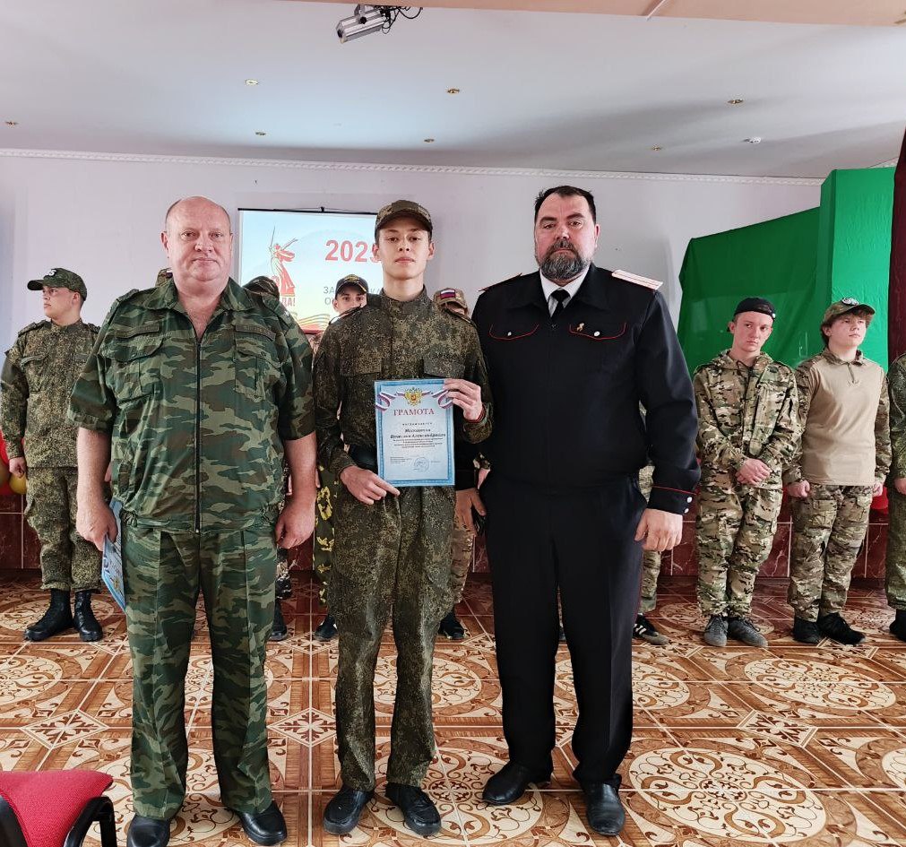 За успехи на сборах Торжественное мероприятие, посвященное завершению учебных сборов, провели в Приморско-Ахтарском филиале техникума «Знание». Почетным гостем церемонии стал сотрудник местного военного комиссариата Алексей Жирков. Начальник сборов, казак-наставник Александр Самовик доложил, что студенты прошли обучение и успешно сдали нормативы. Алексей Жирков поблагодарил юных казаков за трудолюбие и качественное выполнение поставленных задач. От лица военного комиссара Приморско-Ахтарского муниципального округа Константина Цуканова он вручил грамоты наиболее отличившимся студентам. — Пять дней вы учились военному мастерству, и этот этап в жизни поможет вам стать настоящими мужчинами и защитниками Родины. Благодаря профессионализму преподавателей занятия по тактической, строевой и другим видам подготовки были проведены на высоком организационно-методическом уровне, — отметил помощник начальника отдела подготовки и призыва граждан на военную службу Алексей Жирков.