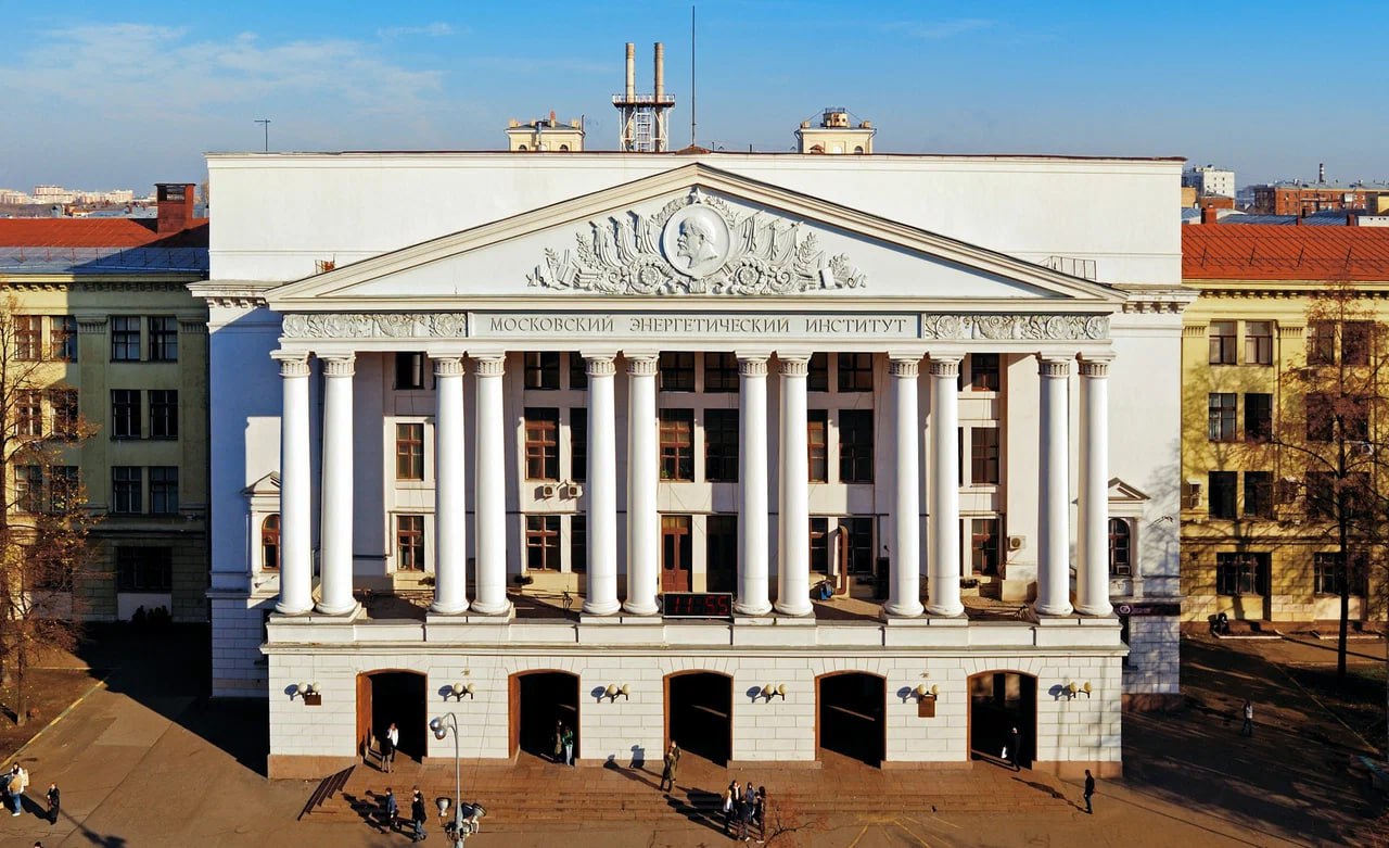 В МЭИ разработали программный комплекс для оценки энергоэффективности зданий Ученые на этапе цифрового проектирования за считанные минуты при помощи ИТ решения могут рассчитать тепловые потери здания используя текстовые файлы IFC Такие документы обрабатывает специальный алгоритм Он корректно считывает свойства объектов и учитывает взаимосвязи между ними Разработка может оценивать влияние теплопроводности ограждающих конструкций соседних объектов на общие теплопотери геометрии помещений   Программный комплекс может визуализировать результаты Так решение создает 3D модель по данным IFC Наглядное представление объекта показывает участки здания требующие дополнительной теплоизоляции digitalbuild российскоепо наука