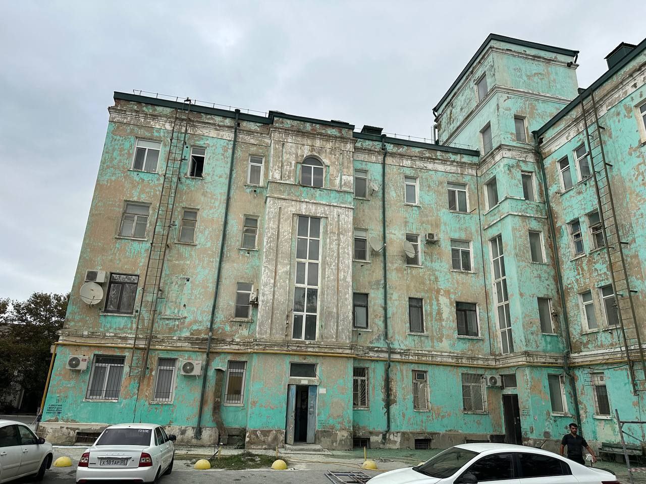 Капремонт многоквартирных домов в Каспийске 2025 В городе реализуется план капитального ремонта охватывающий 14 домов Состояние работ 7 домов уже полностью обновлены Оставшиеся 7 домов находятся в процессе ремонта Примеры текущих работ ул Хизроева д 31 обновлён фасад подвал и инженерные системы готовность 90 ул Ленина д 6 монтаж систем тепло водо и электроснабжения обновление фасада готовность 30 ул Сулеймана Стальского д 4 завершение штукатурки и шпаклёвки фасада исторического дома Используются влагостойкие и безопасные материалы соответствующие современным требованиям Город продолжает обновлять жилой фонд делая дома комфортнее и безопаснее для жителей