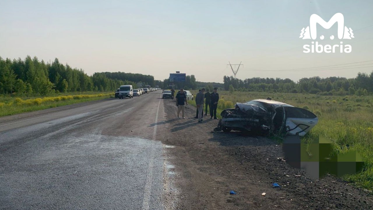 Пассажир иномарки погиб в аварии под Новосибирском. 23-летний парень на "Королле" ехал от города к Кольцово, выехал на встречку и врезался в микроавтобус "Мерседес". Пассажир "Тойоты" скончался, ему было 22 года. Пожилой водитель "Мерседеса" получил травмы.