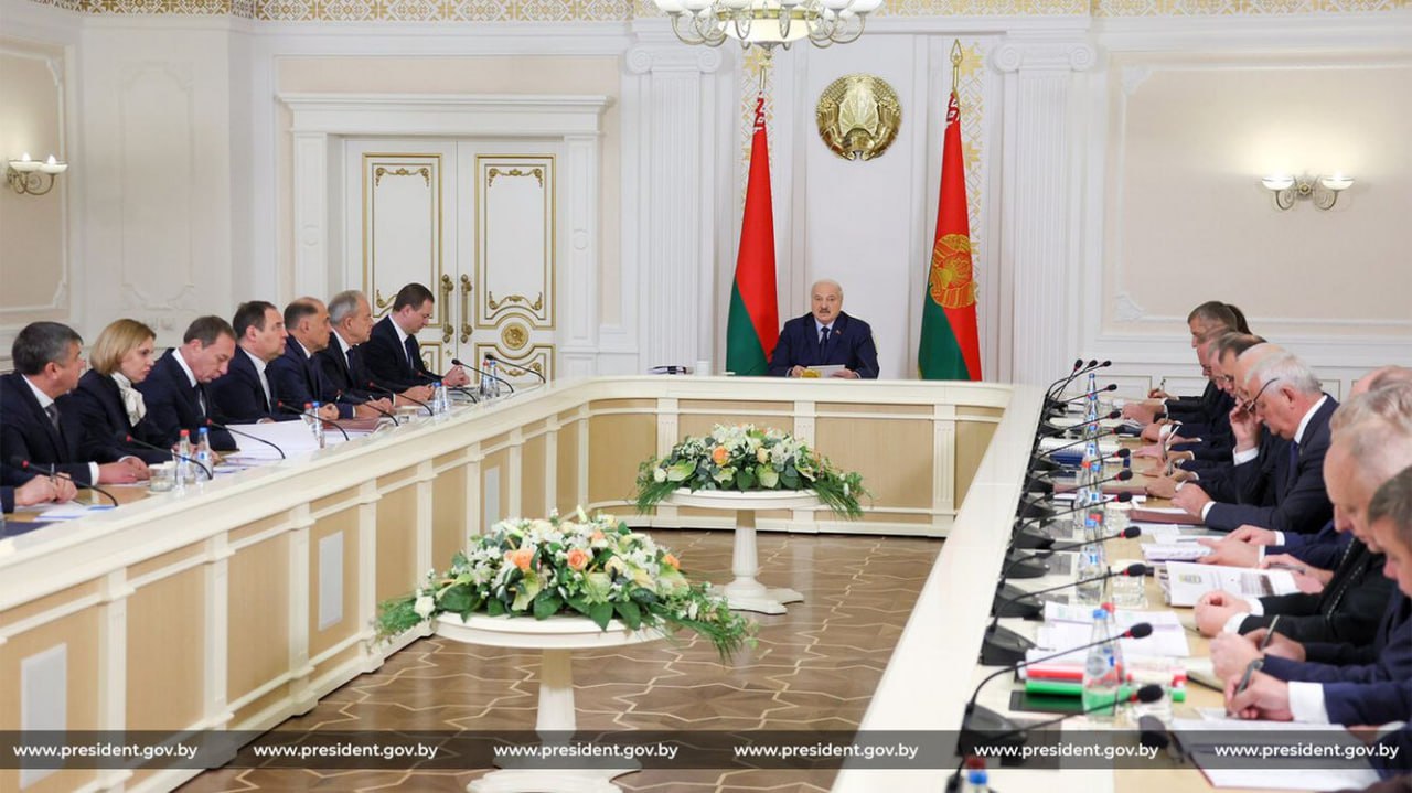 Пока картина неоднозначная Лукашенко собрал совещание о проектах прогнозов на 2026 год В повестке дня прогноз работы экономики и бюджет на предстоящий год Президент указал на недоработки в АПК промышленности и экспорте Лукашенко о прогнозных показателях на 2026 год нужен реалистичный но напряженный сценарий Глава государства чиновникам вылезайте из тёплых кресел и начинайте смотреть значительно дальше российского рынка Лукашенко людям нужна ценовая стабильность а не стабильный рост цен Президент экономические планы должны быть увязаны и сбалансированы с бюджетными Глава государства прокомментировал жалобы на очереди на АЗС и поручил главе МВД навести железный порядок Надо работать день и ночь Лукашенко требует от аграриев вовремя завершить осенние полевые работы Подписывайтесь sbbytoday