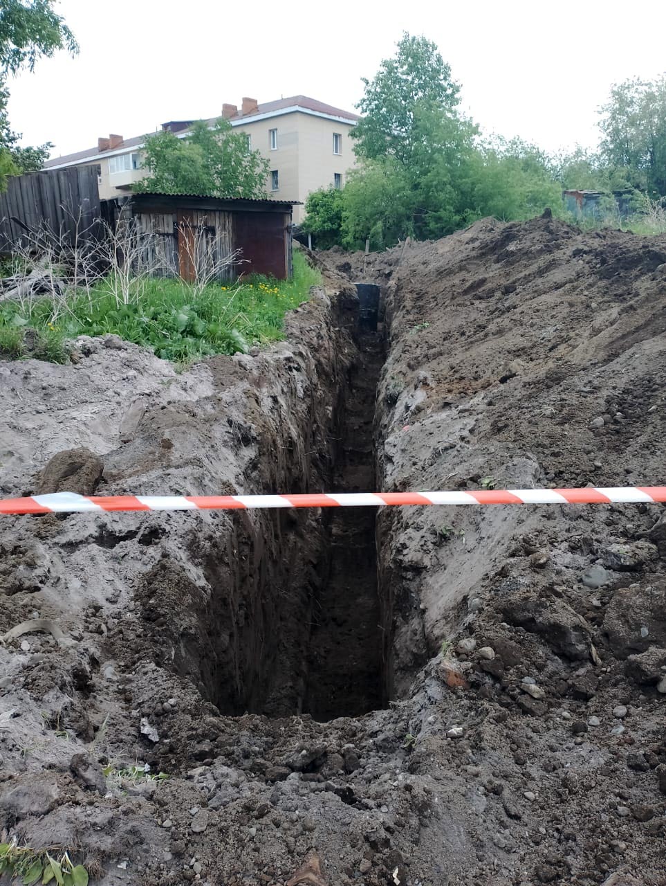 Готовимся к зиме В посёлке Ключи приступили к мероприятиям по ремонту объектов ЖКХ к осенне-зимнему сезону 2025-2026 годов. В настоящее время для исполнения большинства запланированных работ ведутся закупки необходимых строительных и других материалов. Об этом рассказали в профильном Управлении администрации Усть-Камчатского округа. Работники МУП «УК Ключи» начали замену сетей водоотведения по улице Северной, а специалисты АО «Камчатэнергосервис» готовят котельные с их оборудованием к текущим ремонтам. Добавим, на Камчатке с окончанием отопительного периода коммунальщики практически сразу приступают к мероприятиям по подготовке к следующему осенне-зимнему сезону. В посёлках Ключи и Козыревск Усть-Камчатского округа в этом году отопление отключили 31 мая. #устькамчатскийокруг #зима #ЖКХ #ОЗП