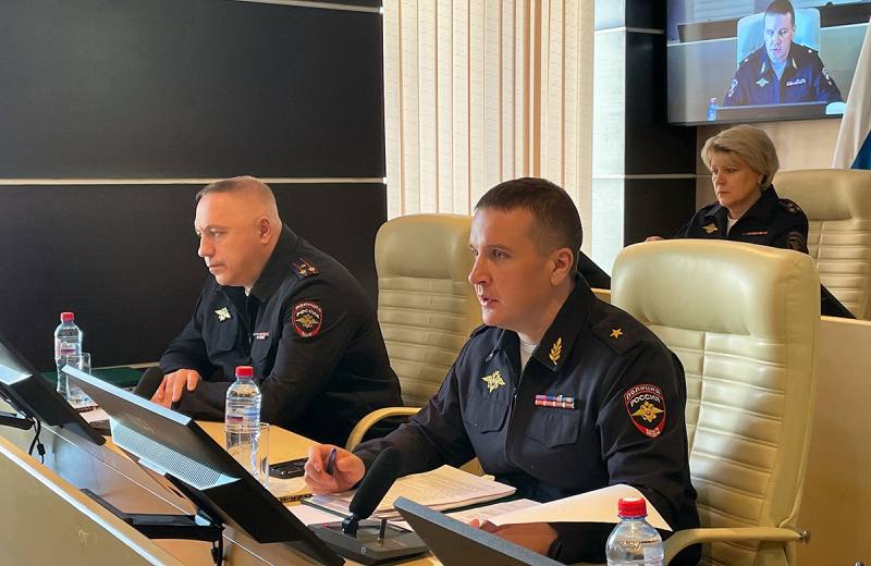 Рыба, золото и дроны В УМВД по Магаданской области прошло оперативное совещание под руководством генерал-майора Дмитрия Князева. Обсудили подготовку к масштабным операциям по борьбе с нарушениями в рыбо- и золотодобыче. Особое внимание уделили профилактике, использованию дронов и высокопроходимой техники. Цель — декриминализация ключевых отраслей региона и жёсткий контроль за соблюдением закона. Источник