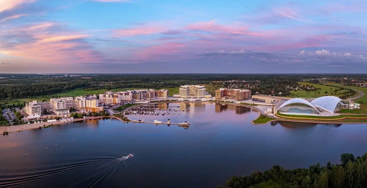 Вторая очередь всесезонного курорта Завидово введена в Тверской области Среди новых объектов курорта Завидово многофункциональный центр отдыха конгресс холл развлекательная инфраструктура для семей с детьми рестораны и магазины комплекс отелей семейный парк горнолыжный склон Фото УК Васта Отель Менеджмент Вадим Щербаков