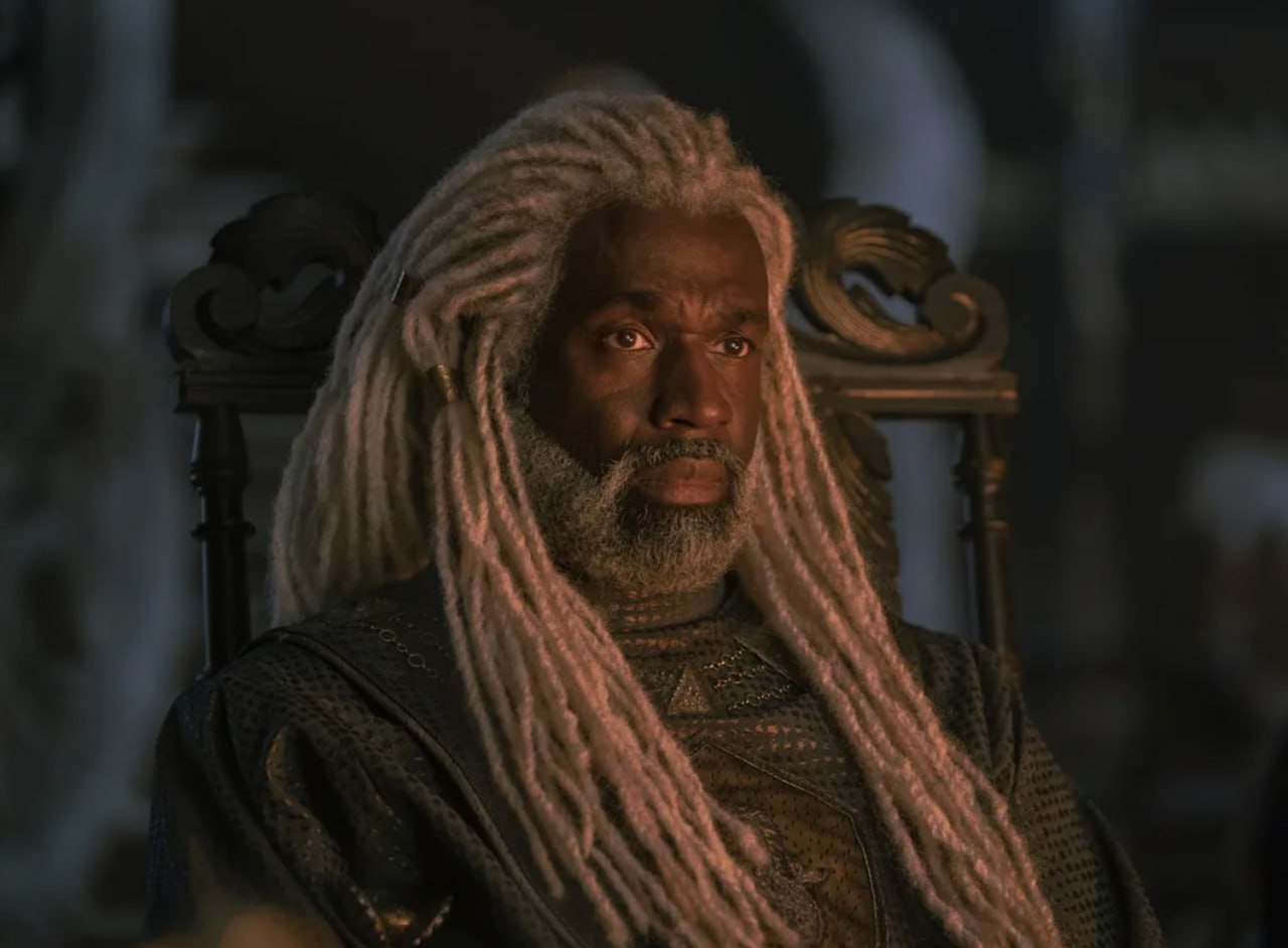 Генндий Тартаковский Самурай Джек Первобытный работает над анимационным сериалом про Корлиса Велариона из Дома дракона Об этом сообщили источники Deadline Проект называется 9 путешествий это будет спин офф Игры престолов который посвятят морским странствиям молодого Корлиса на борту корабля Морской змей Изначально 9 путешествий задумывались как игровой сериал но в 2024 году писатель Джордж Мартин сообщил что из за проблем с бюджетом его решили сделать анимационным Кинопоиск Новости